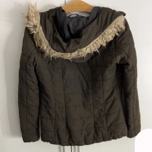 Brun jacka  - Brun ganska tunn jacka, passar perfekt till hösten 