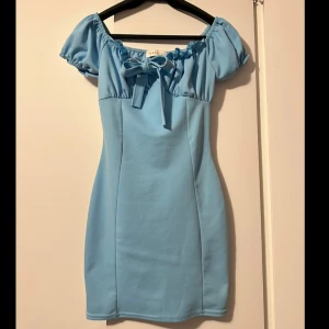 Blå klänning - Jättesöt blå klänning från hemsidan Femmeluxe. Använd endast 1 gång, säljes pga för liten. Bästa skick! Pris kan diskuteras.