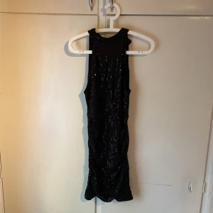 Klänning  - Klänning med paljetter Aldrig använd enbart testad 