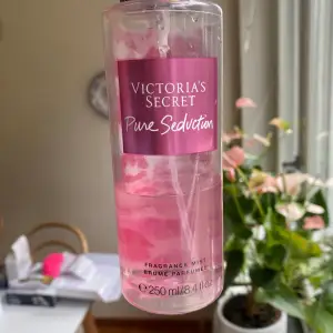 Victoria secret parfym / bodymist 💗 uppskattar att runt 100ml är kvar💫 doften är väldigt sött och håller länge😍 säljer då den påminner om mitt ex… 🍧