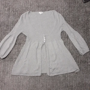 Kofta  - Enväldigt fin kofta tyvvär för stor för mig, kontakta mig om ni har frågor, priset går att diskuteras💕