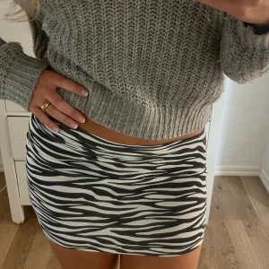 Zebra kjol 🦓  - Jättefin enkel zebra kjol! Bra sick och sparsamt använd 🥰