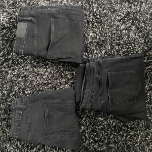 Jeans byxor  - Säljer tre olika jeans från olika märken då jag bara vill bli av med dom, två är med vida ben och en av de är skinny jeans😃 Storlek från L-XL