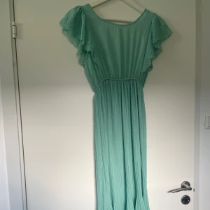 Balklänning  - En supervacker turkos klänning som passar utmärkt till nästa bal eller bröllopsfirande! Klänningen är elegant och når ned till fötterna. Använd sparsamt och därmed i utmärkt skick!