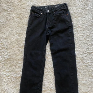 Svarta Lågmidjade Jeans Bikbok - Lågmidjade jeans från BikBok, nästan aldrig använda