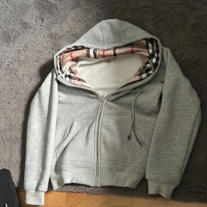 Burberry kofta  - Tjena säljer nu min burberry kofta pågrund av att jag har tröttnat på den använt fåtal gånger och är i perfekt skick storleken är s den är väldigt stil ren och passar alla stilar🌟🌟