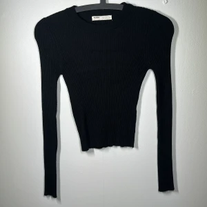 Black basic long sleeve  - Använd 1 gång  Den är EJ nopprig.  Som ny! 