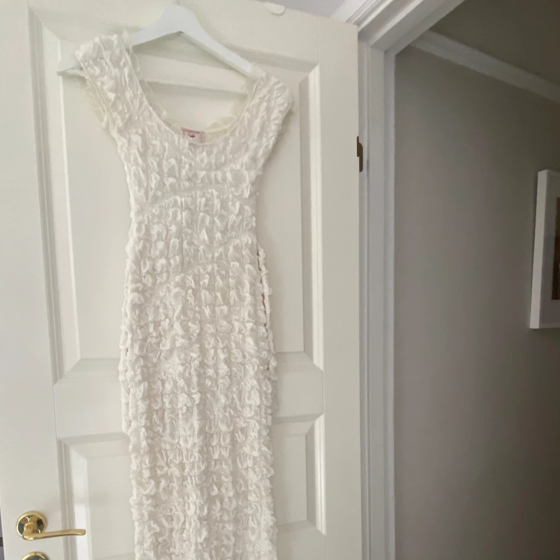 Vit figursydd klänning