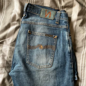 Nudie Jeans - Hej, säljer ett par snygga Nudie jeans som är i snyggt skick, har blivit allt för små på mig och därav säljer jag dem, skriv för fler bilder & frågor😁