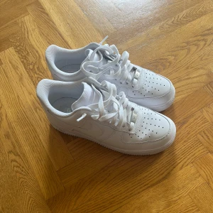 Vita Air Force 1s - Nytt skick, inte använda mer än 2 gånger Butikspris ligger på 1500kr Säljer för dom var lite små på mig