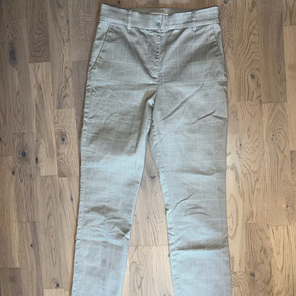 Beige kostymbyxor med vita tunna ränder. Från HM i storlek 36, knappt använda . Jeans & Byxor.