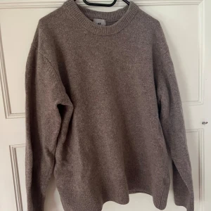 Brun stickad tröja, HM - Stickad tröja från HM Storlek L men sitter som M Använd men fortfarande bra skick, säljer den för att den är för liten på mig