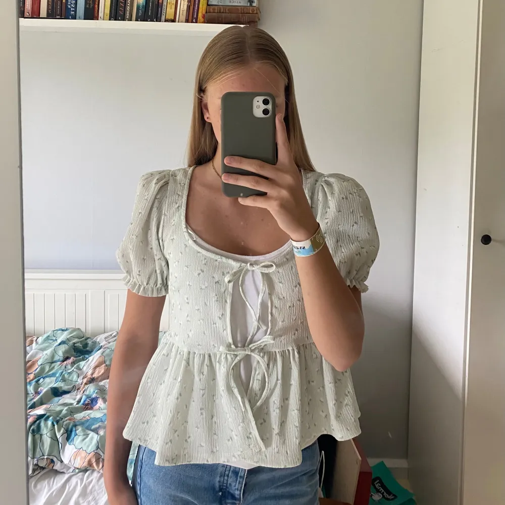 Super fin sommar topp från Gina tricot. Säljer den då den inte riktigt är min stil. Helt ny och aldrig använd, prislappen kvar. Ordinarie pris 279kr och säljer för 150kr. Använd gärna köp nu. Skriv gärna vid frågor eller fler bilder😊. Toppar.