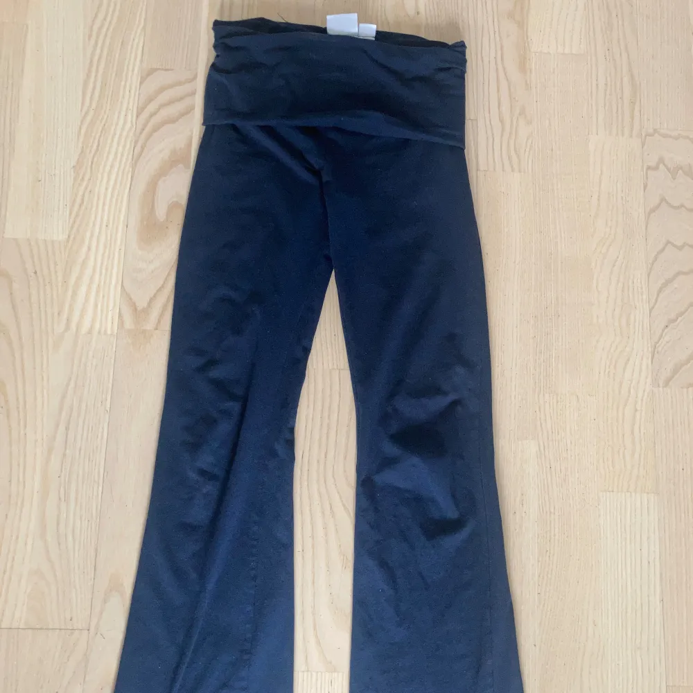 Low waist yoga pants från Gina tryckt säljer då de är lite för stora för mig. Mycket fint skick i strl 146-152 vilket motsvarar xs-xxs . Jeans & Byxor.