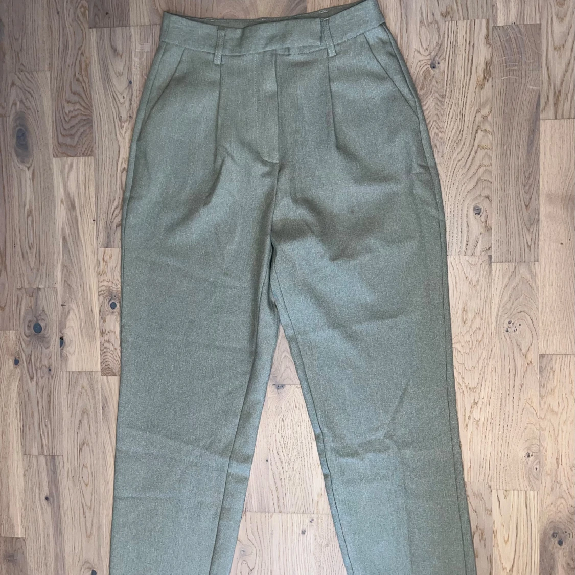 Grön gråa högmidjade kostymbyxor 