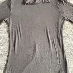 Grå fitted turtleneck  - Säljer denna gråa turtlenecken med jätteskönt material. Passformen är ganska tight. Mycket bra skick, Använd 1 gång. 