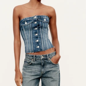 Zara jeanstopp - helt ny zara jeans tub topp i storlek XS med prislapp kvar🙌🏼säljer då den inte passade mig, Nypris 329 kr