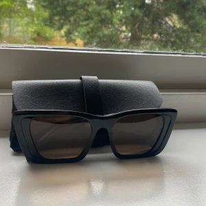 Solglasögon - Svarta solglasögon som aldrig blivit använda då dem är för stora för mitt ansikte