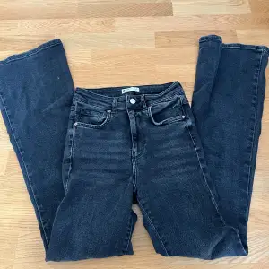 Jättefina jeans från Gina Tricot som är väl använda men ändå i jättebra skick!