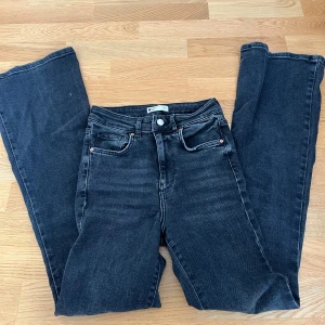 Flare jeans - Jättefina jeans från Gina Tricot som är väl använda men ändå i jättebra skick!