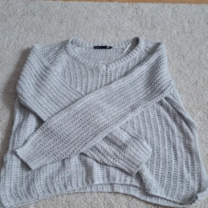 Stickad tröja  - En nätstickad tröja ifrån lager som inte kommer till användning, inga defekter