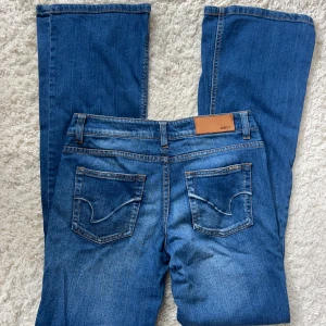 Lågmidjade Bootcut jeans  - Lågmidjade jeans i stolek w28 l34. Alltså en S. Normala i storleken. Innerbenslängd: 82 midjemått:38x2 + stretch. Köp sker via köp nu, jag postar inom 24h. Kvar tills markerad såld 