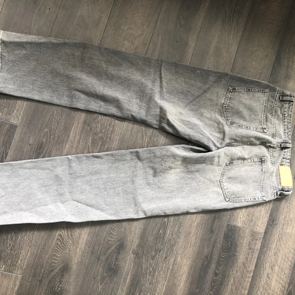 Zara jeans, straight lite baggy modell. Använda 2-3 ggr. Lite ytludd om man synar noga.. Jeans & Byxor.