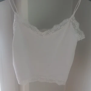 Vitt spetslinne  - Säljer vitt spetslinne från Only i storlek xs/s