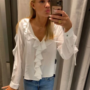 Zara volangblus  - Säljer min zara blus som bara är använd några gånger 🥰🥰 skriv för egna bilder 💕💕 OBS lånad bild!!💕💕