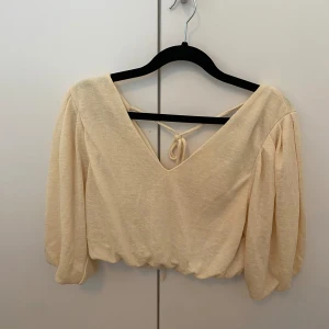 Ljusgul croptop - Aldrig använd, storlek ca.