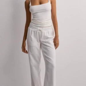 Low waist linnebyxor Nelly  - Använd 1-2 ggr, säljer pga att jag ej använder. Inga fel, fint skick. 