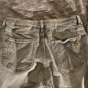 Lowaist bootcut jeans - Gråa now waist bootcut jeans från Gina Tricot i storlek 158 med kristall detaljer på fickorna 