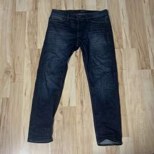 Jack & Jones jeans i modellen Tapered / Mike Mycket bra skick, endast andvända ett fåtal gånger. Nypris 999kr Mitt pris 499kr