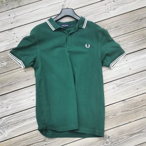 Fred Perry piké - Grön Fred Perry piké, använd ca 5ggr.