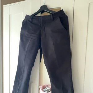 Kostymbyxor  - Säljer mina kostymbyxor som tyvärr inte kommer till användning längre✨Kostymbyxan från bikbok sitter perfekt på mig som är 1.60 och monkibyxan är en aning stor. Här gärna av dig om du har några funderingar eller vill se nått på🥰säljs separat el. Tsm