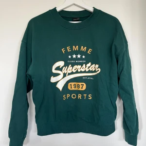 Sweatshirt  - Jättefin sweatshirt ifrån ginatricot i fint skick.💚