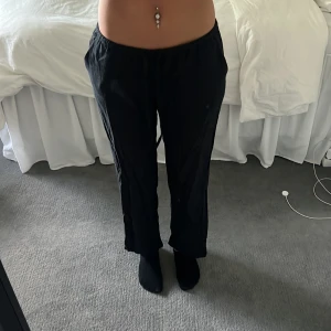 Linnebyxor  - Svarta lågmidjade linnebyxor från H&M använda sommaren 2022/2023. Lite noppriga och HAR krympt i tvätten. Annars inge defekter. 