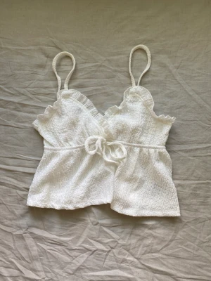 Peplumtopp Vit - Superfin somrig topp, ej använd & i superbra skick! Delvis see-through.     Stl. S