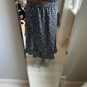 Blommig kjol - Blommig sommrig kjol! Vet ej storlek men skulle gissa på xs eller s🔥