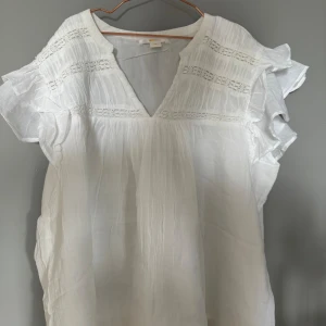 Super söt topp!🤍 - Säljer denna gina young topp då den var för stor för mig. Den är HELT oanvänd, alltså inga defekter. Hör av dig för fler frågor eller bilder.💕