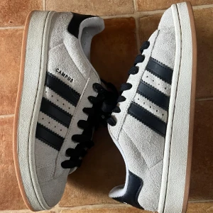 Campus  - säljer nu mina favoritcampus i storlek 38 2/3, passar mig som har 39💗kartong och oanvända vita skosnören följer med på köpet😍 köpta för 1499kr, säljer för 1000kr💖