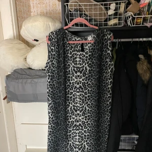 Klänning  - Ok skick vad jag ser priset är absolut diskuterbart och har du funderingar så tvecka inte på att höra av dig🥰