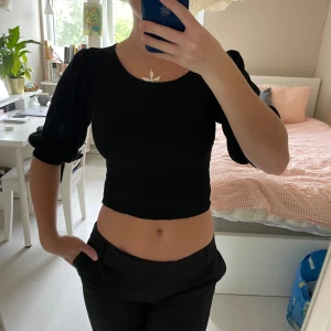 Svart T-shirt - Svart T-shirt 