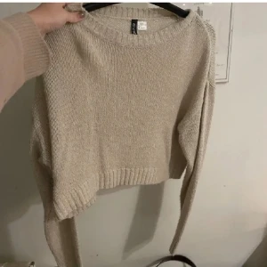 Stickad ljus beige tröja  - Vid köpa av flera varor sänks priset 🌟🌸