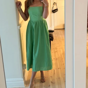Grön linneklänning - Grön klänning i linne från HM. Använd en gång!