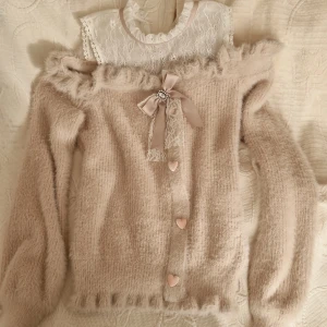 Stickad offshoulder tröja - Jag har använt den här tröjan max 5 gånger så den ör i bra skick. Den är väldigt lik liz lisa  versionen och kommer med rosetten :) og pris:600, asiatisk one size (reserverad för Nubia)