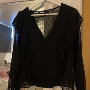 Blus - Säljer en svartprickig blus från zara. Genomskinlig i ryggen (se bild 3) men inte där fram. I storlek M men skulle tro att den passar S lika bra.