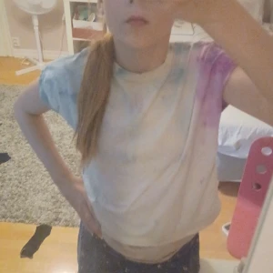 T- shirt - Fin färgglad t-shirt från H&M🥰Bra skick sälger pga att det inte är min stil❤