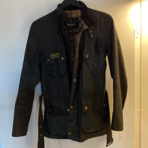 Barbour International Wax Jacket - Klassisk vaxjacka från Barbour International.  Jättefint skick, nyligen omvaxad. Kvitto finns, inköpt på CareOfCarl