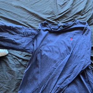 Polo Ralph Louren långärmad tröja  - Blå långärmad tunn tröja från Polo Ralph Louren. Använd men frf bra skick!  Strl XL i amerikansk storlek, skulle säga den motsvarar S/M beroende på önskas passform💕 70kr och köparen står för frakt. Pris kan diskuteras💕